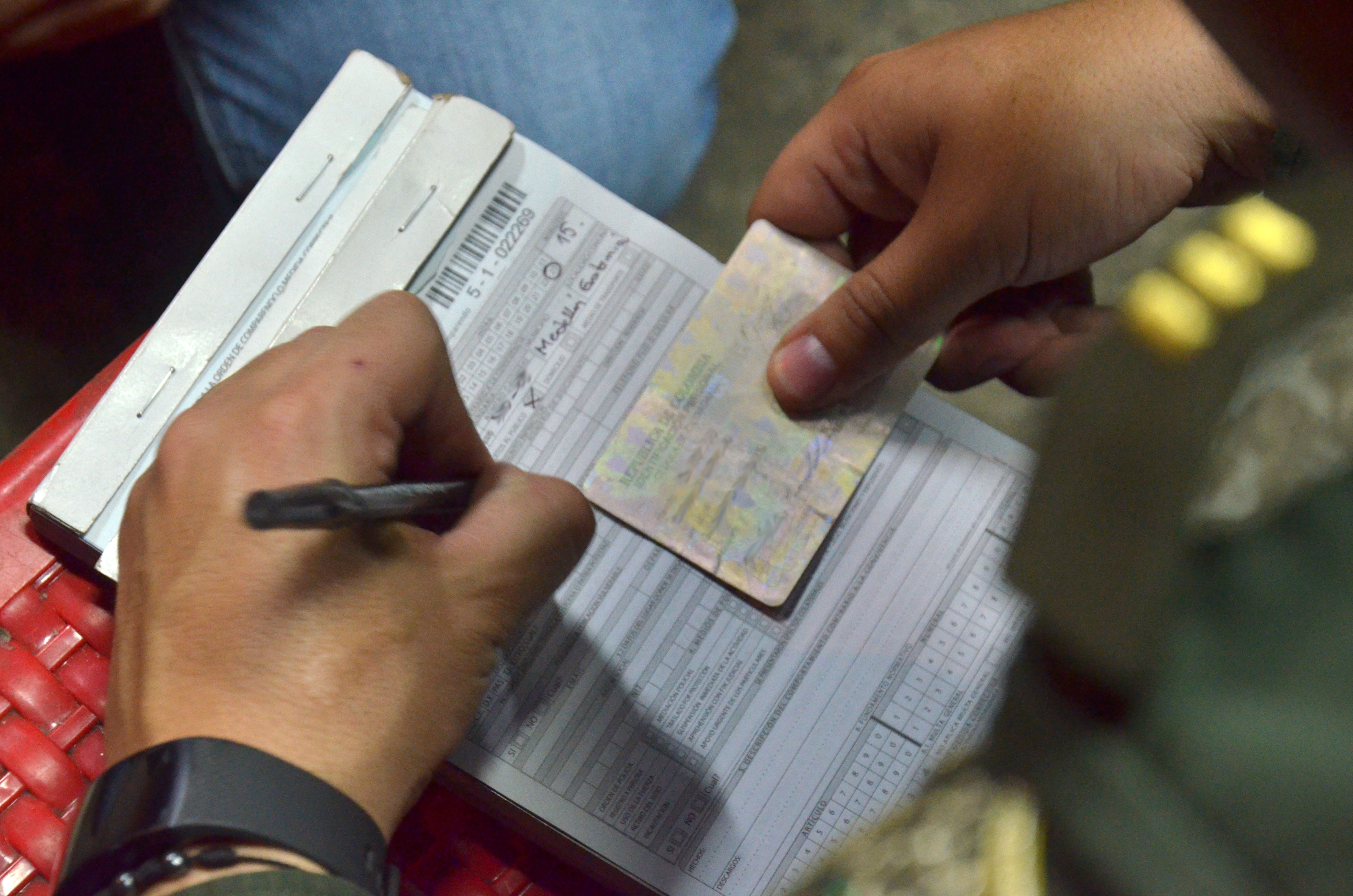 Policía realiza orden de comparendo de acuerdo al Código Nacional de Policía y Convivencia