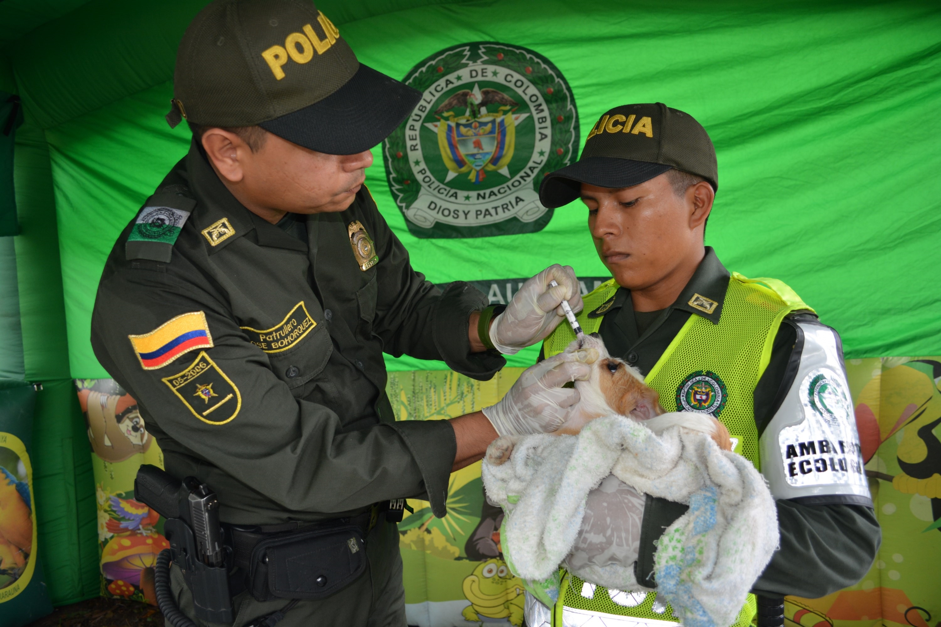El grupo de policía ambiental convocó a la comunidad a vacunar sus mascotas 