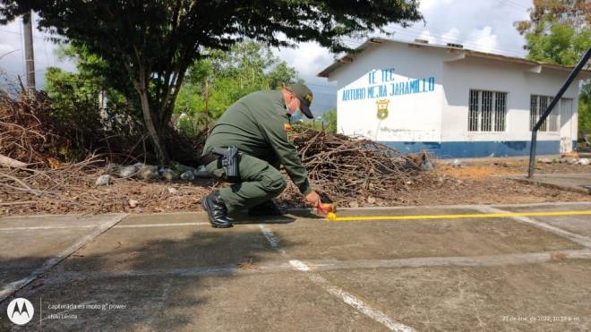 Policía realizando ornato y embellecimiento