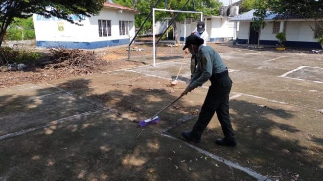 Policía realizando ornato y embellecimiento