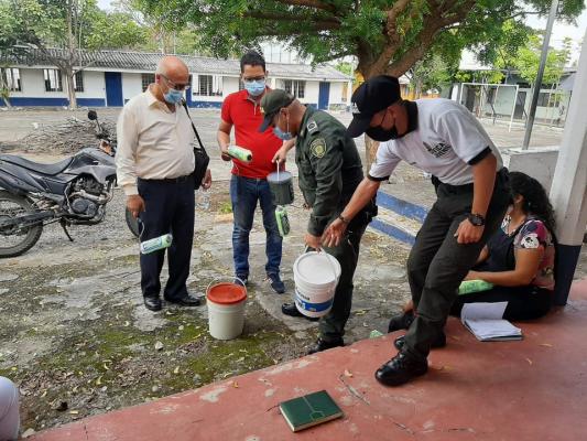 Policía realizando ornato y embellecimiento
