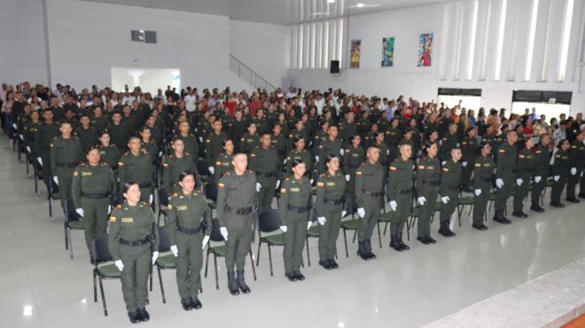 Con el acompañamiento de sus familias los auxiliares de policía, asumieron el compromiso con la comunidad.