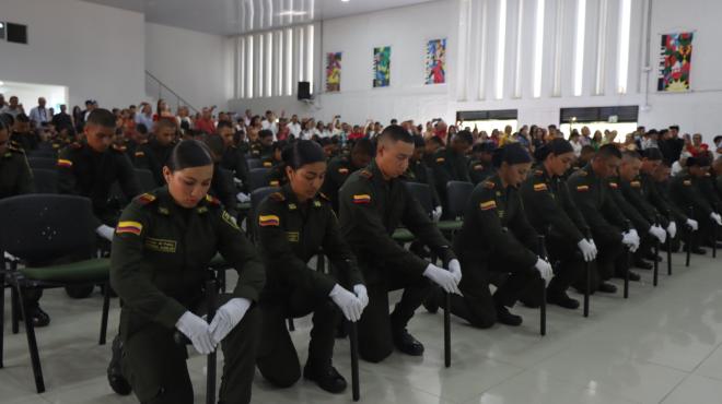 Con el acompañamiento de sus familias los auxiliares de policía, asumieron el compromiso con la comunidad.