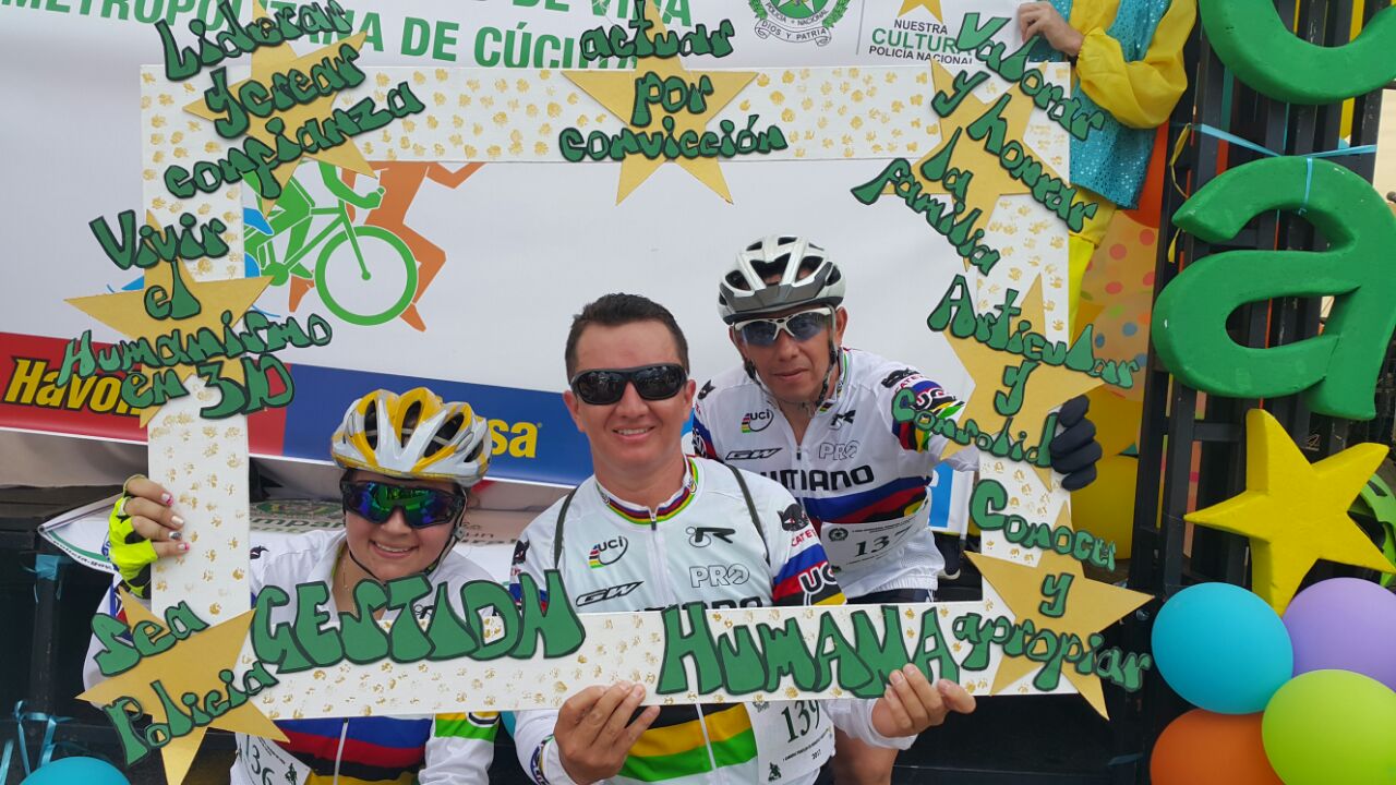 Con-concursos-y-obsequios-se-exaltó-la-labor-policial-a-fin-de-mejorar-la-calidad-de-vida-de-nuestros-uniformados 