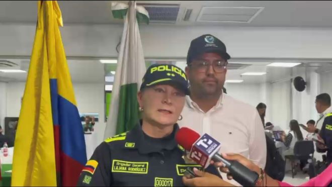 la señora brigadier con el secretario de gobierno en rueda de prensa
