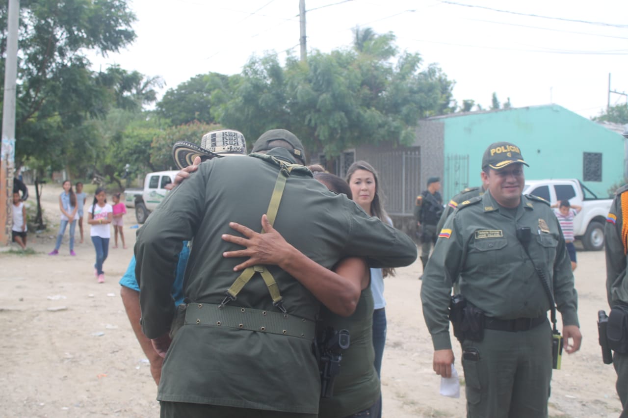 Con un fuerte abrazo agradece a la Policía por este maravilloso gesto 
