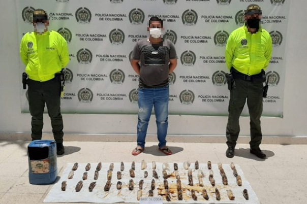 Lo-capturamos-con-54-paquetes-de-base-de-coca-ocultos-en-una-caneca-llena-de-melaza