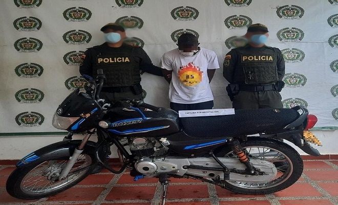 Persona capturada-motocicleta-policías 