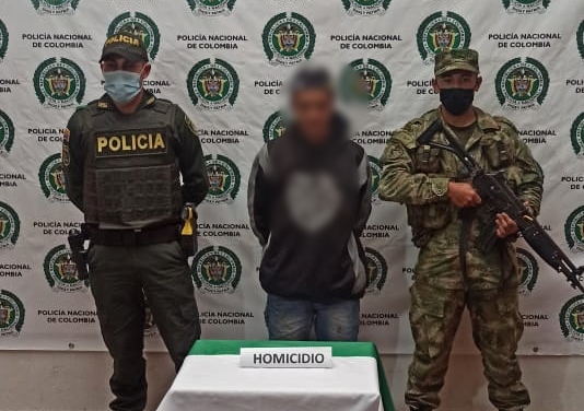 1 persona capturada-policías custodiando