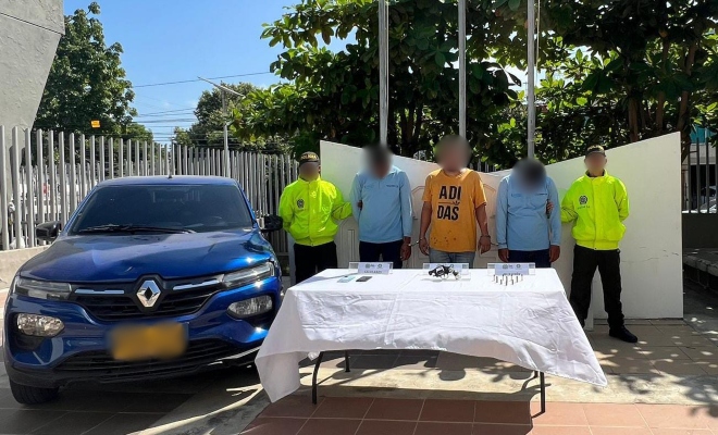 Personas capturadas-policías custodiando