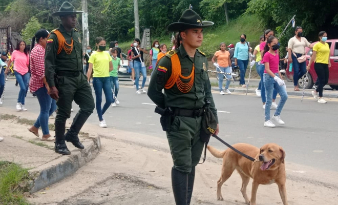 Mantra acompañando a los uniformados en labores de registro y control