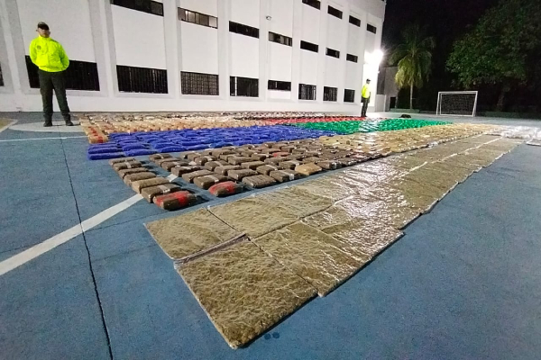  Incautación de 1.715 paquetes rectangulares de estupefacientes 