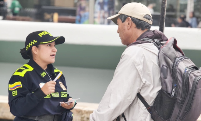 Capit&aacute;n de la Polic&iacute;a atiende el requerimiento de un ciudadano