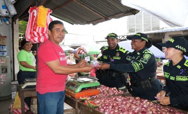 Policía comunitaria entregando mensaje de amor y amistad