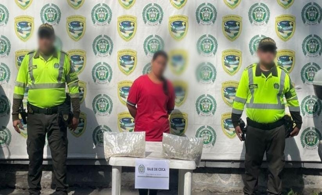 La mujer trató de pasar la droga ocultandola con cinta plástica en su cuerpo