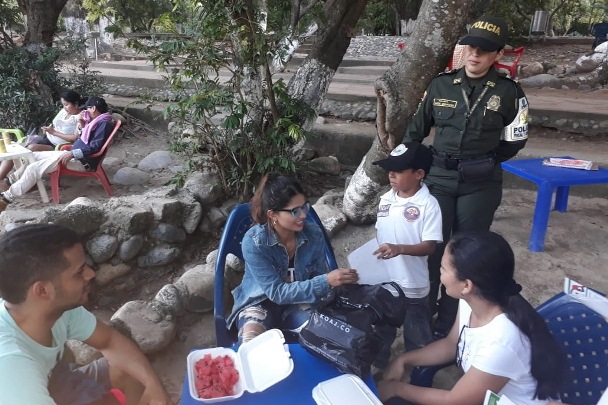 Niños-enseñan-a-turistas-que-ser-legal-si-paga