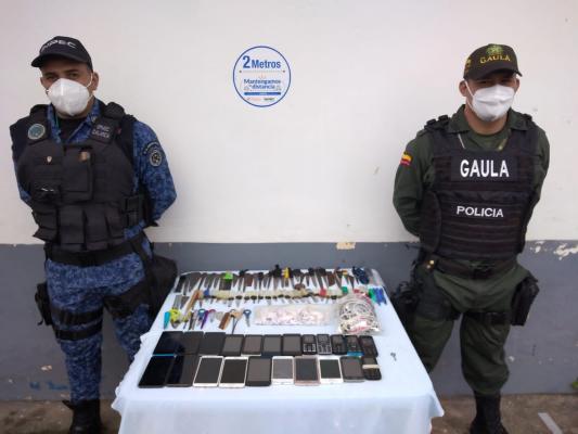 Entre los elementos incautados , hay 22 celulares