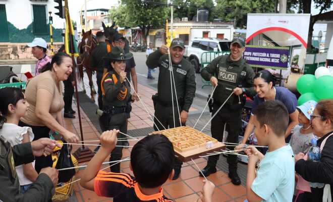 Actividad comunitaria donde la Polic&iacute;a Nacional promueve la integraci&oacute;n y el trabajo en equipo con la comunidad.