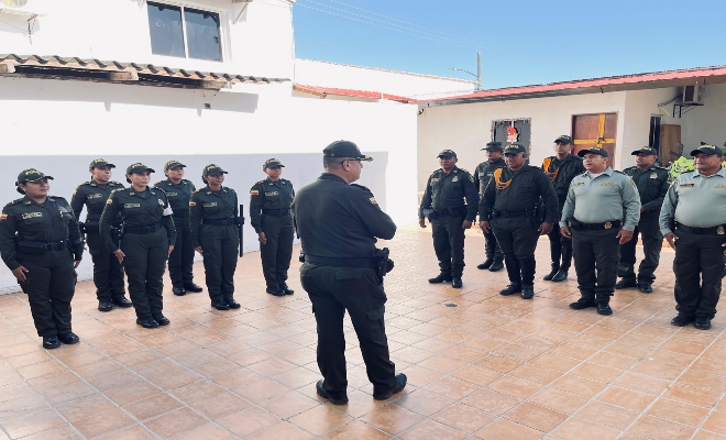 oficial de policía evoca una imagen de autoridad, disciplina y toma de decisiones rápidas