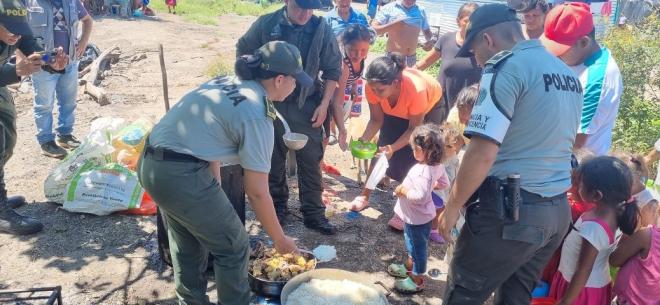 Con sonrisas los niños, niñas y adolescentes agradecieron el noble gesto de la Policía Nacional.