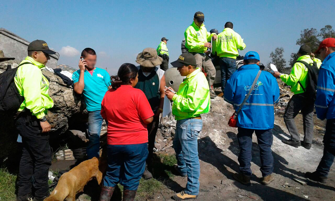 policias-realizando-el-procedimiento 