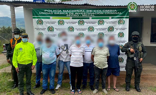 8 personas capturadas-policías custodiando