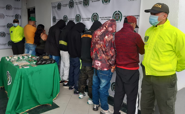 Personas capturadas-policias custodiando