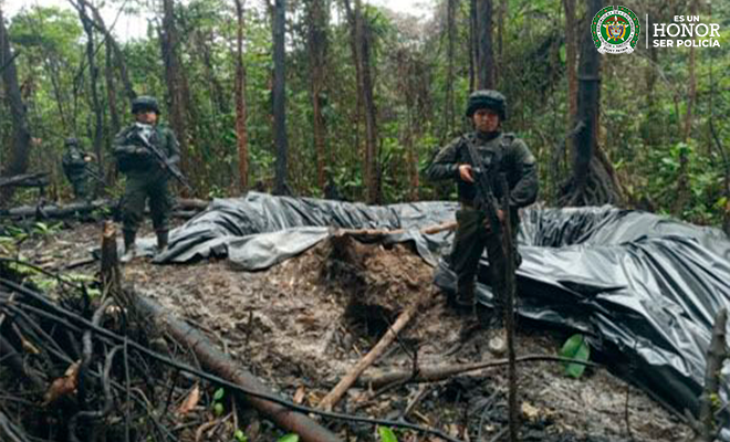 Policías desmantelando procesamiento ilegal de hidrocarburos