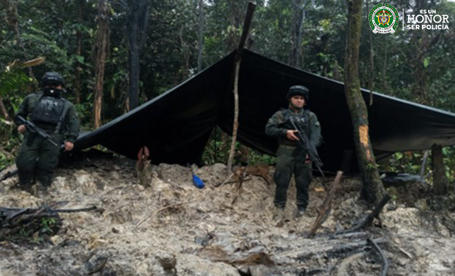 Policías desmantelando procesamiento ilegal de hidrocarburos