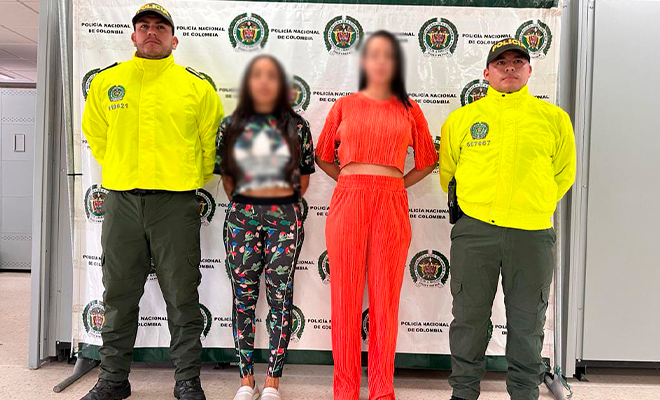 Personas capturadas-policías custodiando