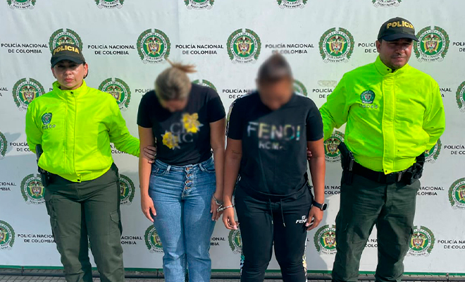 Personas capturadas-policías custodiando