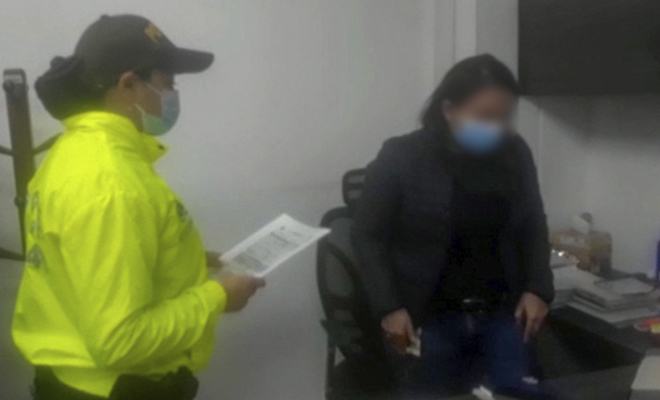 Capturadas dos funcionarias de la alcaldía de El Retiro (Antioquia) por presunta corrupción en contratos.