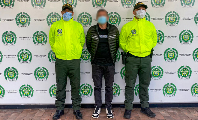 una persona capturada-policías custodiando