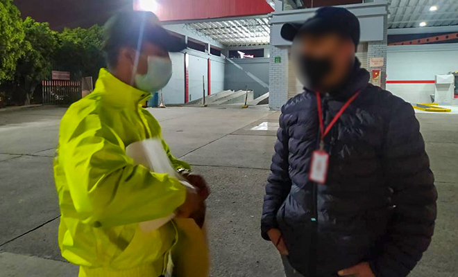 Policía leyendo derechos del capturado