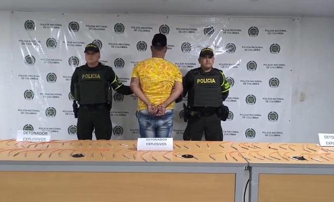 En dos operativos de la Policía de Tránsito y Transporte fueron capturados dos hombres y aprehendido un adolescente por porte ilegal de armas, municiones y explosivos
