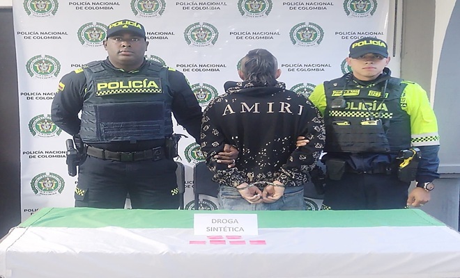 Dos policías con un capturado