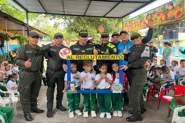 Policías y comunidad conmemorando el Día Internacional de las Manos Rojas