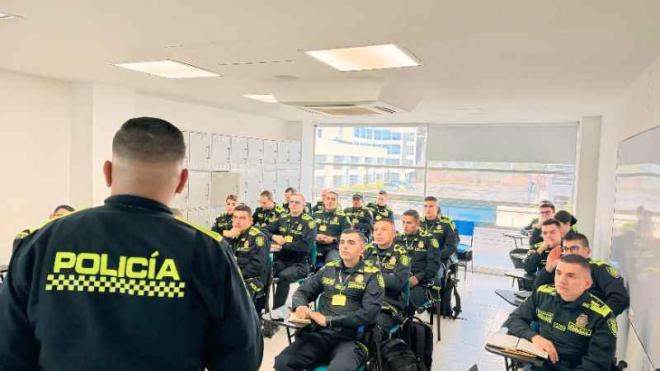 personal policial recibiendo clases