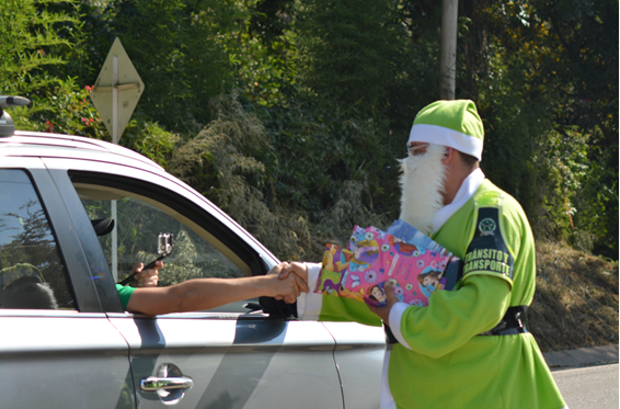 Llegó el Papá Noel de la seguridad vial cargado de recomendaciones y regalos