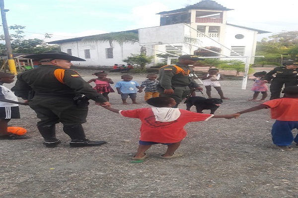 En-un-ángel-caído-del-cielo-se-ha-convertido-el-teniente-Mahecha-para-la-comunidad-del-Atrato-Chocó