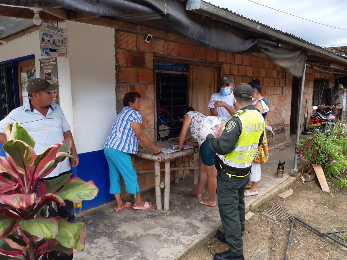 Participamos en la entrega de elementos de primera necesidad a familias más necesitadas.
