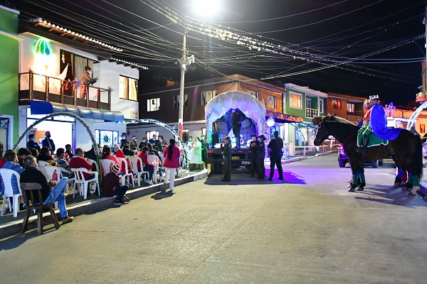 Alegrando las novenas con  Pesebre móvil 