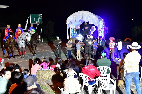 Alegrando las novenas con  Pesebre móvil 