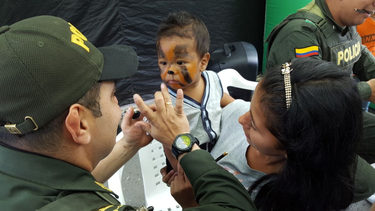 Con-una-gran-oferta-institucional-policía-llega-hasta-ituango-1