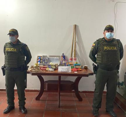 Pólvora incautada-policías custodiando