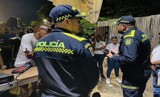 Personal de la Policía en campañas de prevención y saludo con la comunidad