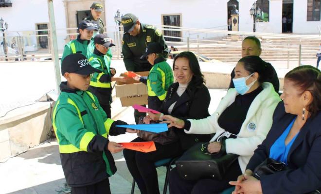 Cartas en forma de aviones de papel con mensajes de unidad