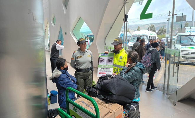 Policías dando recomendaciones