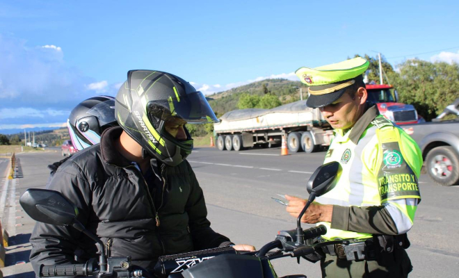 Policías dando recomendaciones