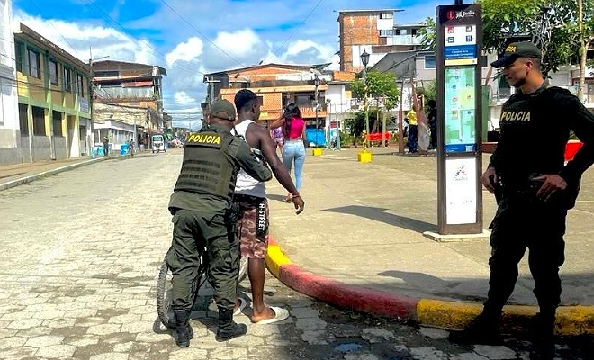 Policías realizando control
